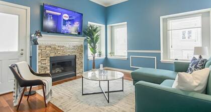 2BR Home with Backyard! Free Parking!