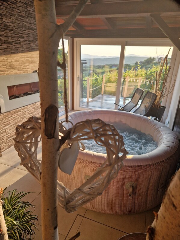 Interior - Vineyard Getaway with a jacuzzi (Metlika)