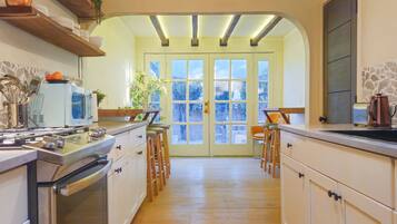 Coffee/tea maker, electric kettle