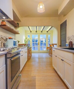 Coffee/tea maker, electric kettle