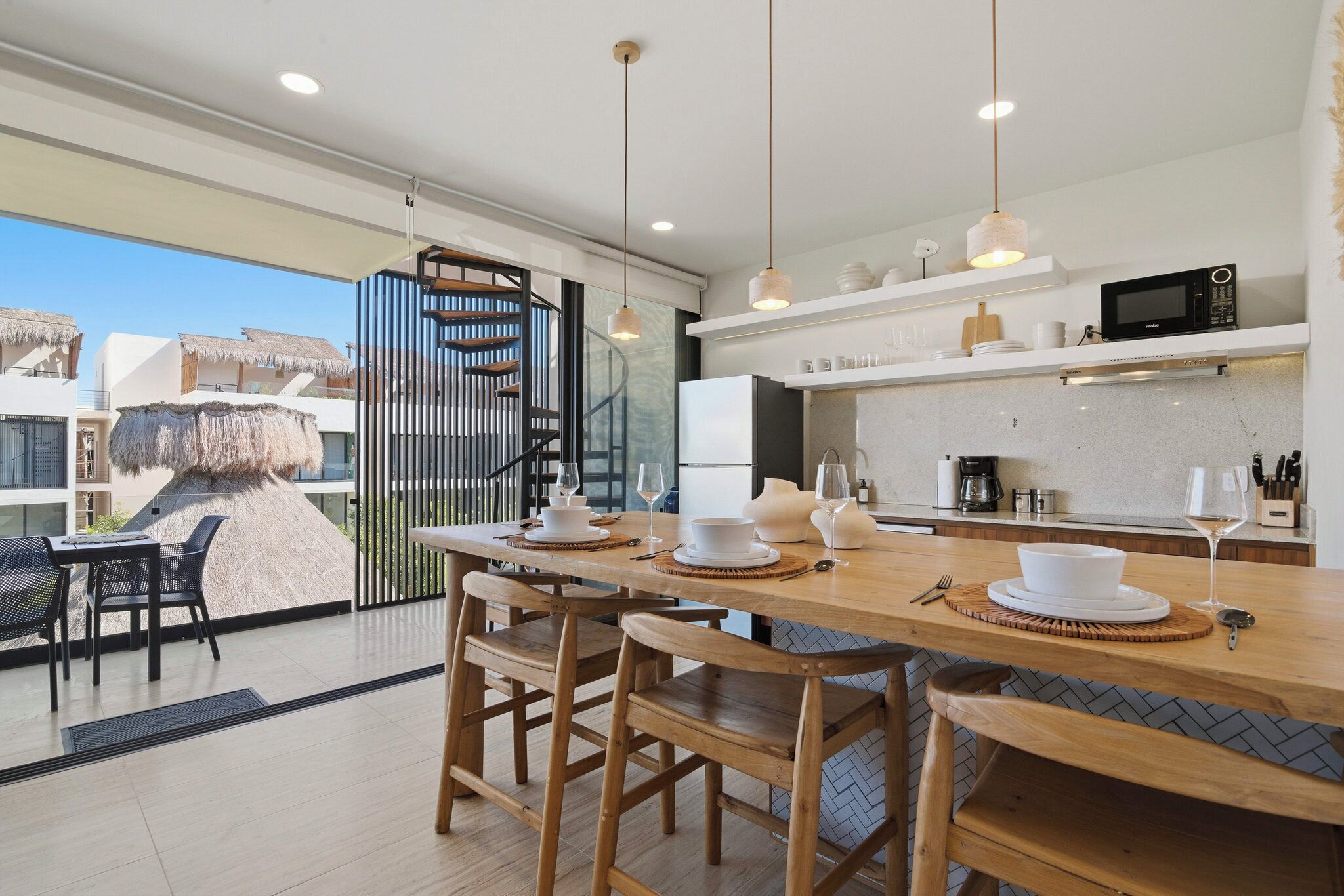 Apartamento de lujo, terraza, vistas a la piscina | Zona de estar | Smart TV de 165 cm con canales por cable, libros