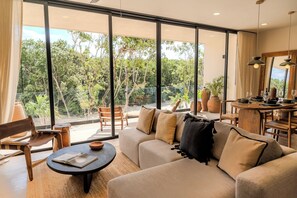 Departamento exclusivo | Sala de estar | Smart TV de 165 cm con canales por cable y libros 