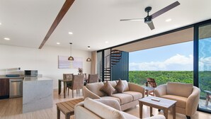 パノラミック アパートメント プライベートプール | リビング エリア | 165 cmのスマートテレビ (ケーブル放送視聴可)、書庫