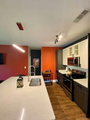 Refrigerador, microondas, horno y parrilla de estufa