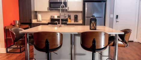 Køleskab, mikrobølgeovn, ovn, kogeplade