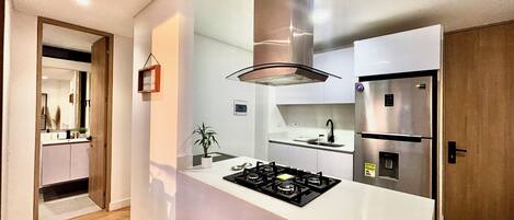 Køleskab, ovn, kogeplade, kaffe-/temaskine