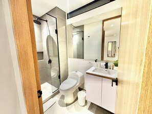 Douche, sèche-cheveux, serviettes fournies, savon