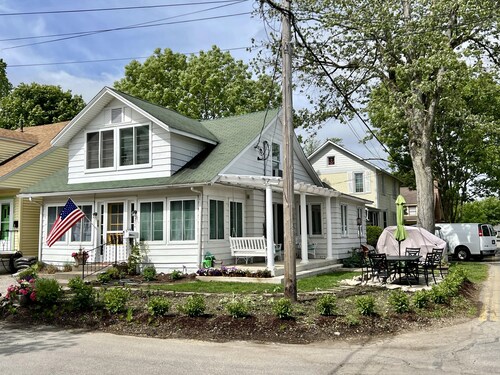 Beautiful Cottage Near the Lakefront Path and Downtown