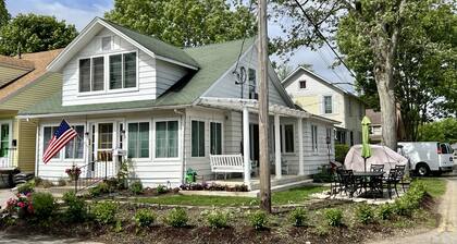 Beautiful Cottage Near the Lakefront Path and Downtown