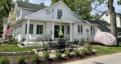 Beautiful Cottage Near the Lakefront Path and Downtown