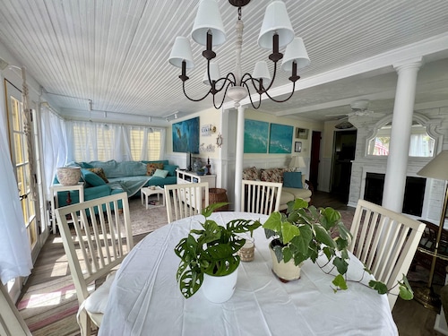 Beautiful Cottage Near the Lakefront Path and Downtown