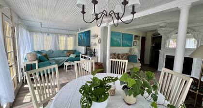 Beautiful Cottage Near the Lakefront Path and Downtown