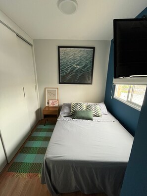 2 soverom, skrivebord, strykejern/-brett og wi-fi (inkludert)