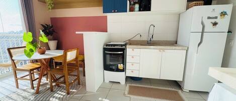 Réfrigérateur, four, plaque de cuisson, cafetière/bouilloire