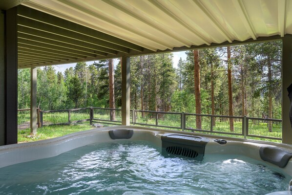 Outdoor spa tub