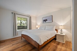 4 habitaciones, escritorio y tabla de planchar con plancha 