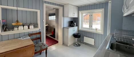 Fridge, oven, stovetop, coffee/tea maker