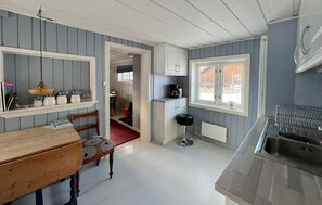 Fridge, oven, stovetop, coffee/tea maker