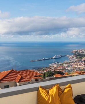 Property grounds - Sea and mountain view - Madeira Friendly Guest House (Funchal)