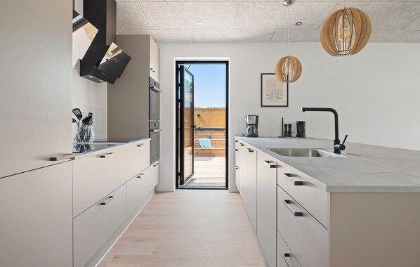 Kühlschrank, Geschirrspüler, Wasserkocher mit Kaffee-/Teezubehör