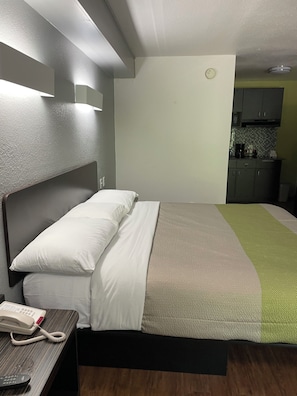 Free WiFi, bed sheets - Contessa Inn (Longview)