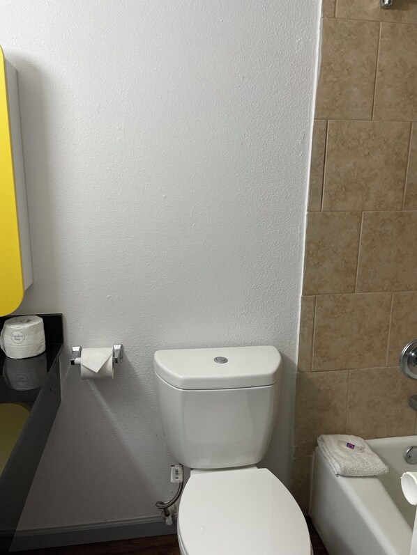 Combinació de dutxa i banyera, tovalloles i paper higiènic 