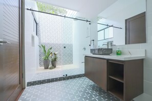 Douche, sèche-cheveux, serviettes fournies, savon