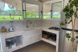 Douche, sèche-cheveux, serviettes fournies, savon