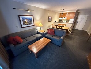 Appart'hôtel, plusieurs lits, accès piscine, vue montagne (#405) | Coin séjour | Télévision de 40 pouces avec chaînes numériques, cheminée