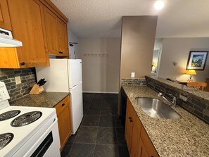 Appart'hôtel, plusieurs lits, accès piscine, vue montagne (#405) | Cuisine privée