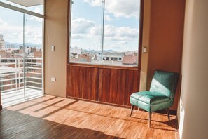 Comfort-Zimmer, Balkon, Stadtblick | Kostenloses WLAN