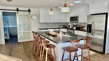 Een magnetron, een oven, een kookplaat, een vaatwasser