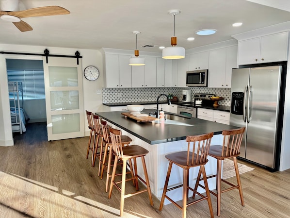 Microwave, oven, stovetop, dishwasher - 3-bedroom bungalow with pool and hot tub (Tempe)