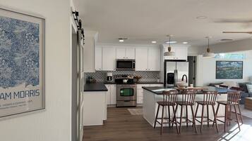 Een magnetron, een oven, een kookplaat, een vaatwasser