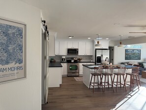 Microwave, oven, stovetop, dishwasher - 3-bedroom bungalow with pool and hot tub (Tempe)