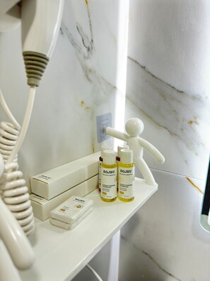 Shower, hair dryer, bidet, towels