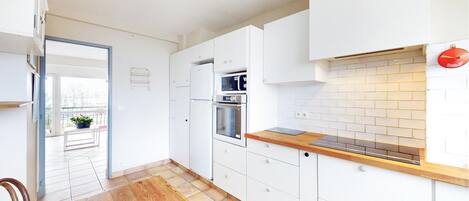 Kylskåp, ugn, diskmaskin och kaffe- och tebryggare