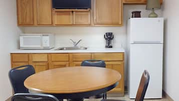 Een koelkast, een magnetron