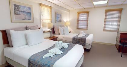 Spacious Studio Stay: Comfort for Up to 4 Guests, Just Steps from the Beach