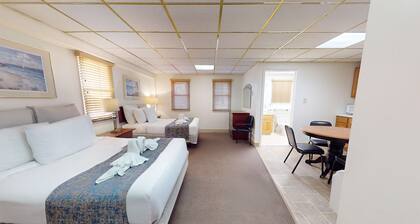 Spacious Studio Stay: Comfort for Up to 4 Guests, Just Steps from the Beach