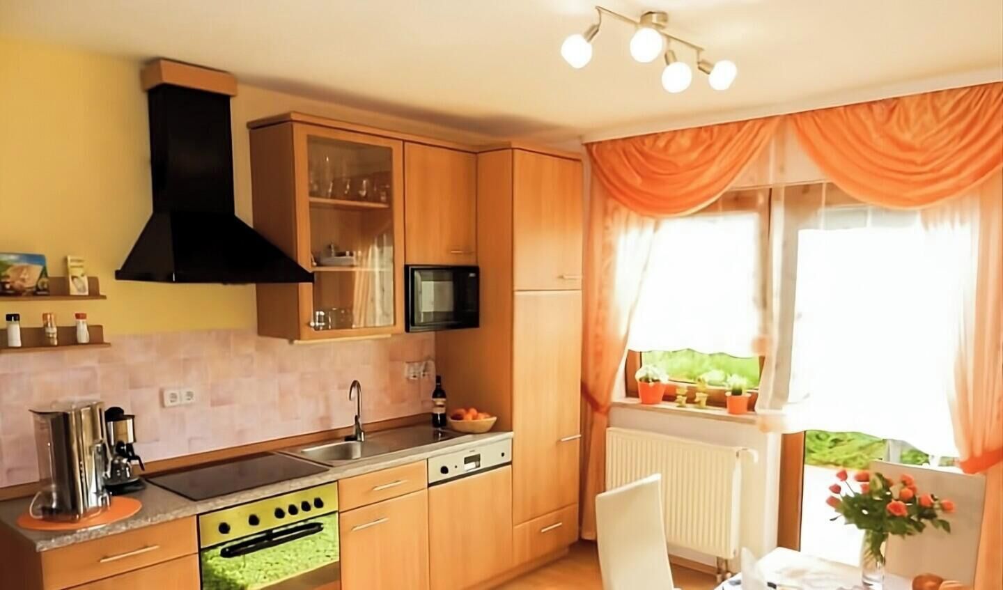 冷蔵庫、電子レンジ、オーブン、コンロ