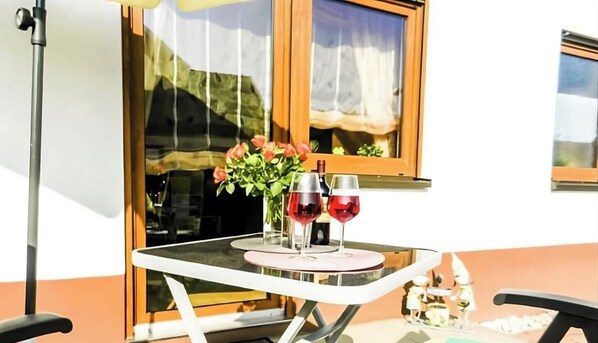 Outdoor dining - Apartment Ilona – Modern & Cozy Stay Just 5 Minutes from the Fashion Outlet (Zweibrücken)
