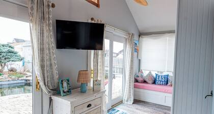 Walk to Private Beach, Sleeps 11, Pool, Pets ok