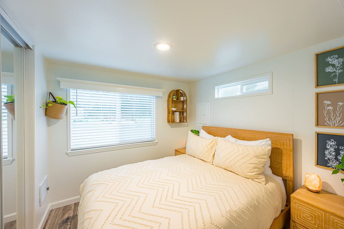 2 habitaciones, escritorio y tabla de planchar con plancha 