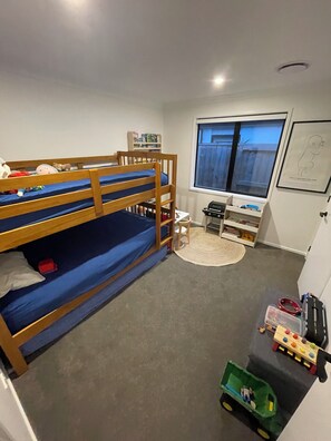 4 عدّة غرف نوم ومكتب ومكواة/لوح كي وواي فاي