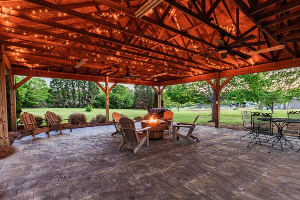 Outdoor dining - Joyce's Place at Addis Acres/spacious luxury/gorgeous water view/fire pit (Griffin)