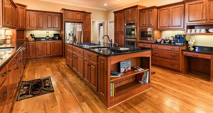 Joyce's Place at Addis Acres/spacious luxury/gorgeous water view/fire pit