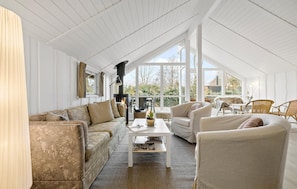 Smart TV - Stunning home in Dronningmølle (Dronningmølle)