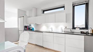 Geladeira, fogão, cooktop, lava-louças