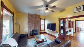 Living area - Charming 3-bedroom farmhouse in lovely Kansas City with WiFi Park Front View (Kansas City)